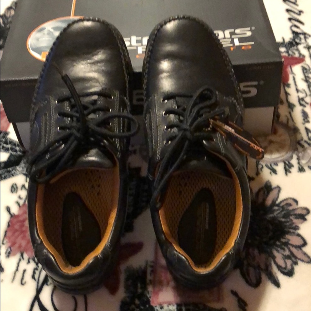 NWOT Men’s Black Leather Shoes Size 8 Medium.